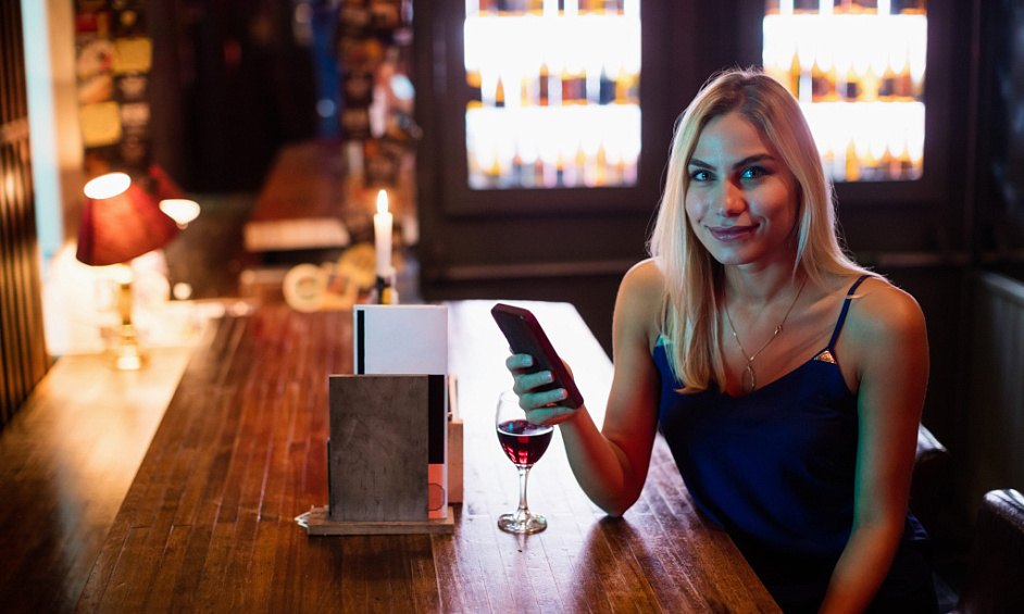Pub-hôtel en pleine propriété entièrement licencié avec un chiffre d'affaires de $1.1M+, bar, bistro et un énorme potentiel de croissance des jeux 1