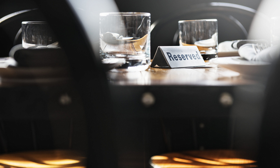47 ans d'existence Rentable Entièrement licencié Restaurant Bar Réceptions C.A. $12K Hebdomadaire Offre deux-en-un 1