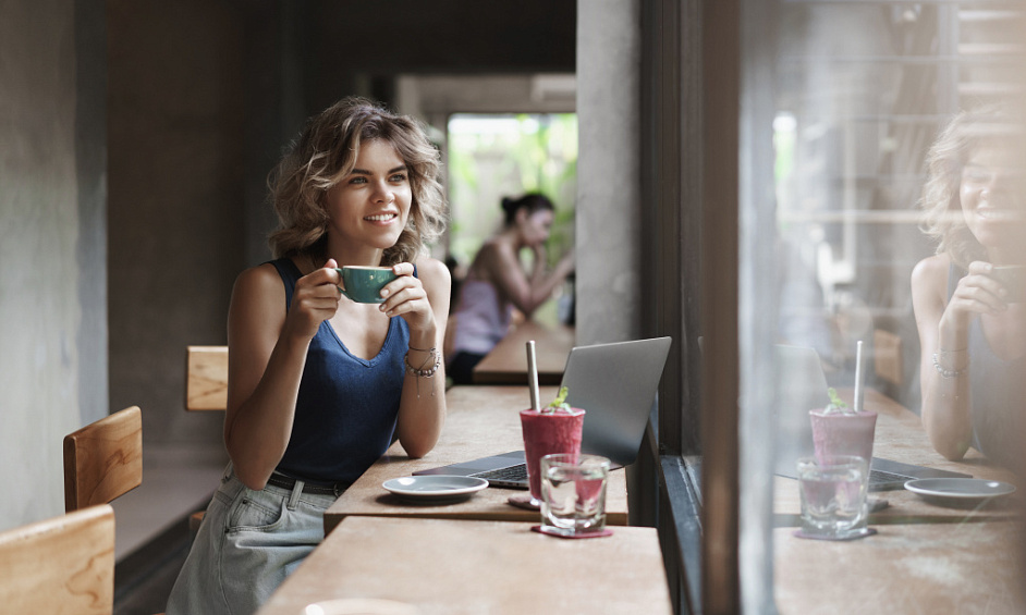 Café Florissant Dans Un Centre D'Affaires Animé 1
