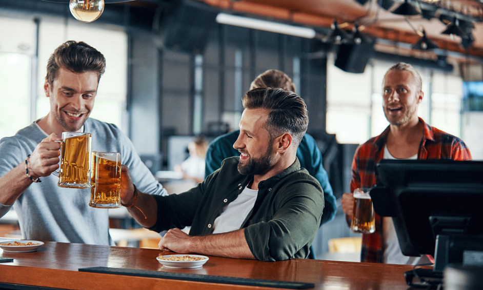 Rentable à revenus multiples, clé en main, toutes licences en règle, café et bar. 1