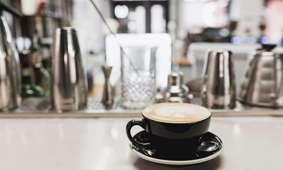 Café prospère sous licence à vendre-Emplacement : Mermaid Waters, Gold Coast-Chiffre d'affaires annuel : 981 443 $-Aménagement haut de gamme-Licence complète de boissons alcoolisées-Bail sécurisé- 1