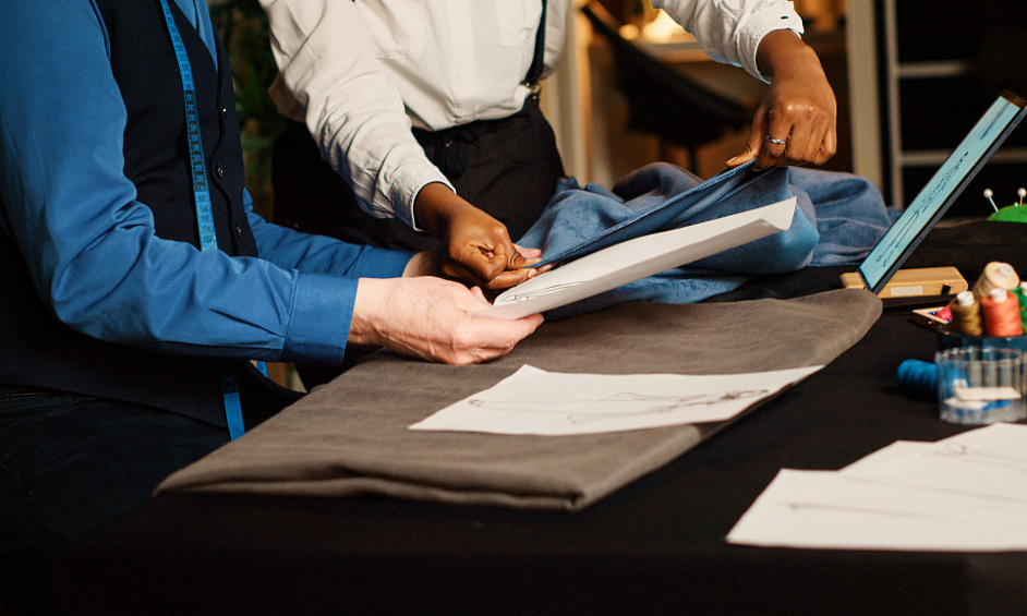 Entreprise d'uniformes / vêtements de travail / produits promotionnels & broderie à fort chiffre d'affaires avec des clients de premier ordre et une installation complète 1