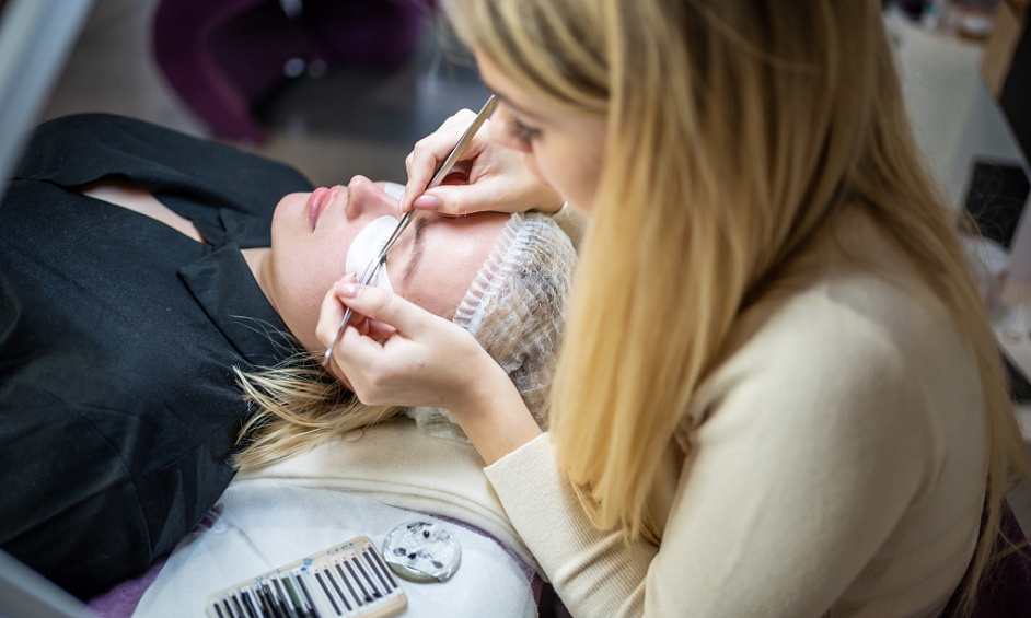Salon De Sourcils & Cils Établi Depuis 9 Ans Dans Un Centre Commercial Très Fréquenté 1