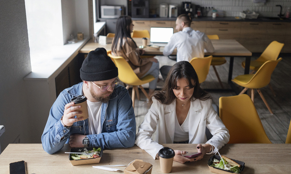 Café exceptionnel dans une aire de restauration animée 1